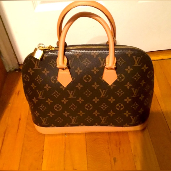 BEAUTIFUL LV BAG VERY LIGHTLY USED ONLY $465.00🔥🔥🔥🎁🎁 . - Picture 1 of 16